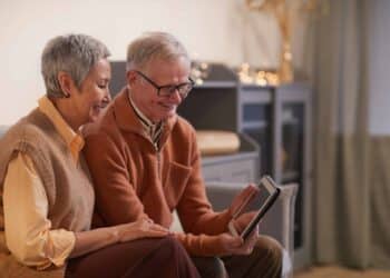 pexels-marcus-aurelius-parents qui regardent une tablette - facon de dire a tes parents que tu as raté tes examens