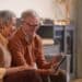 pexels-marcus-aurelius-parents qui regardent une tablette - facon de dire a tes parents que tu as raté tes examens