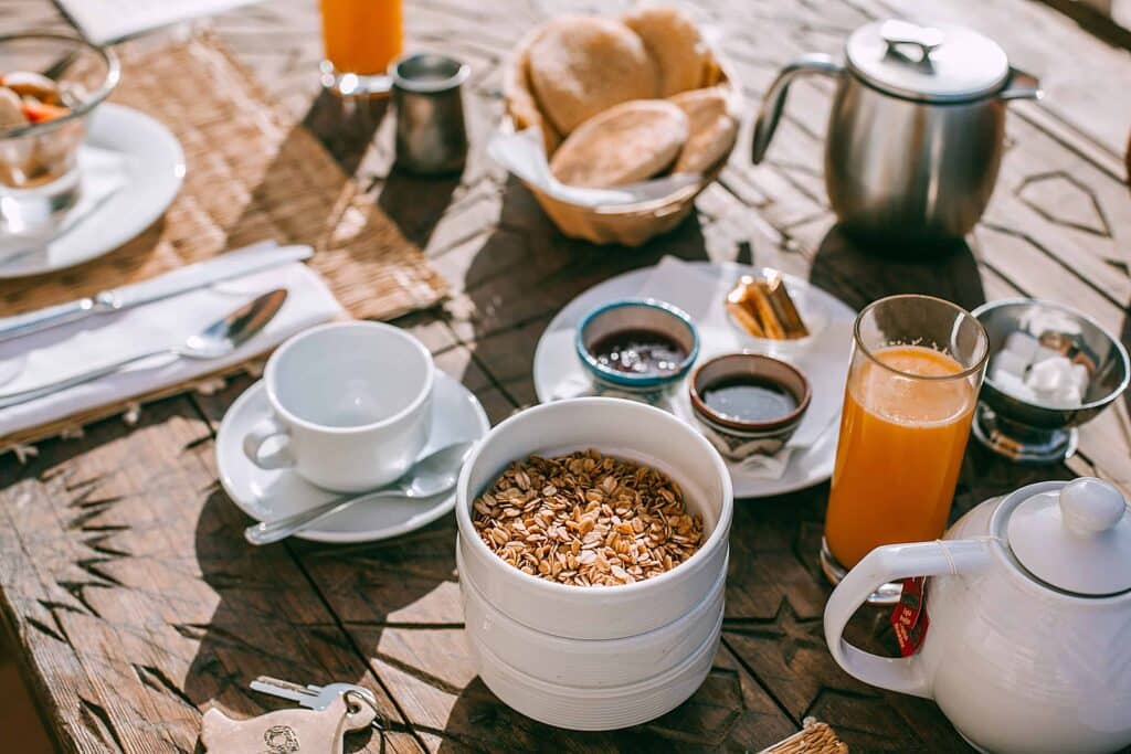 pexels-maria-orlova - petits dejeuners de roi sur une table - 4 recettes de petit déjeuner pour le jour d’un examen