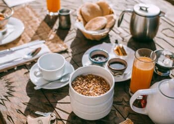 pexels-maria-orlova - petits dejeuners de roi sur une table - 4 recettes de petit déjeuner pour le jour d’un examen
