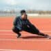 pexels-mikhail-nilov-fille qui s'étire sur un terrain d'athlétisme - Comment trouver le sport qui me convient durant mes études