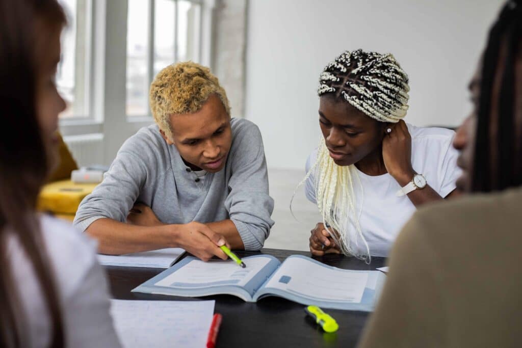 pexels-monstera- deux jeunes étudiants qui s'entraident - mes colocs n'ont pas d'examen que faire