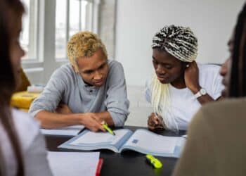 pexels-monstera- deux jeunes étudiants qui s'entraident - mes colocs n'ont pas d'examen que faire