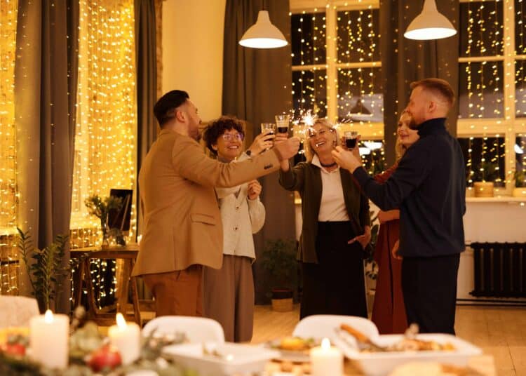 pexels-nicole-michalou-famille qui fete Noel - comment étudier et profiter des fetes