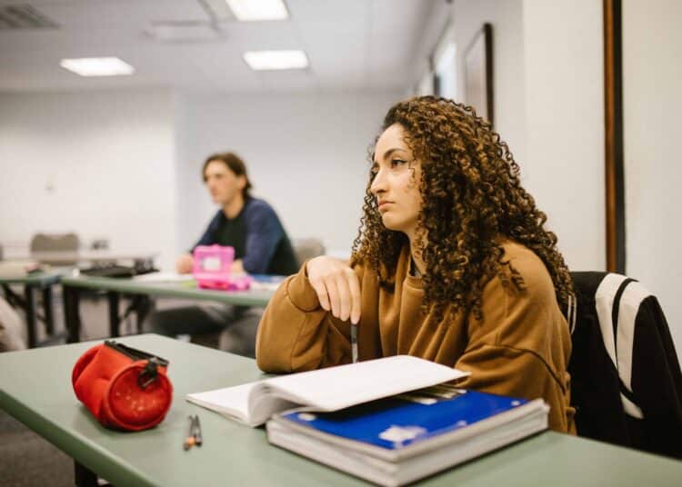 pexels-rodnae-productions-fille sur une table qui étudie blocus - Les étudiants épuisés avant même le début du blocus