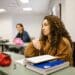 pexels-rodnae-productions-fille sur une table qui étudie blocus - Les étudiants épuisés avant même le début du blocus