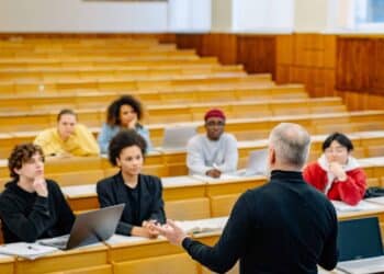 pexels-yan-krukov- jeunes etudiants dans un auditoire avec prof - Comment réussir tous ses examens en première session