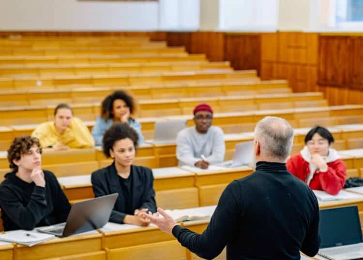 pexels-yan-krukov- jeunes etudiants dans un auditoire avec prof - Comment réussir tous ses examens en première session