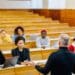 pexels-yan-krukov- jeunes etudiants dans un auditoire avec prof - Comment réussir tous ses examens en première session