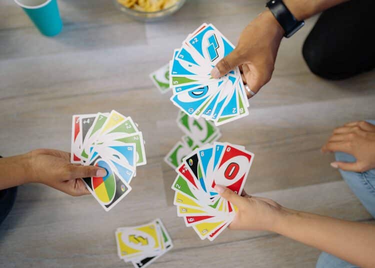 pexels-yan-krukov- trois étudiants qui jouent au uno - 3 jeux d'alcool à faire avec des colocs