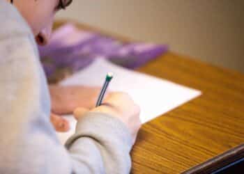 unsplash - ben-mullins - personne qui passe un examen - tout ce qu'il faut savoir sur l'examen d'entrée en médecine