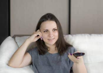 unsplash - bermix-studio- fille qui regarde la télévision _ 4 mini-séries à regarder pendant tes pauses blocus