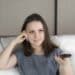 unsplash - bermix-studio- fille qui regarde la télévision _ 4 mini-séries à regarder pendant tes pauses blocus