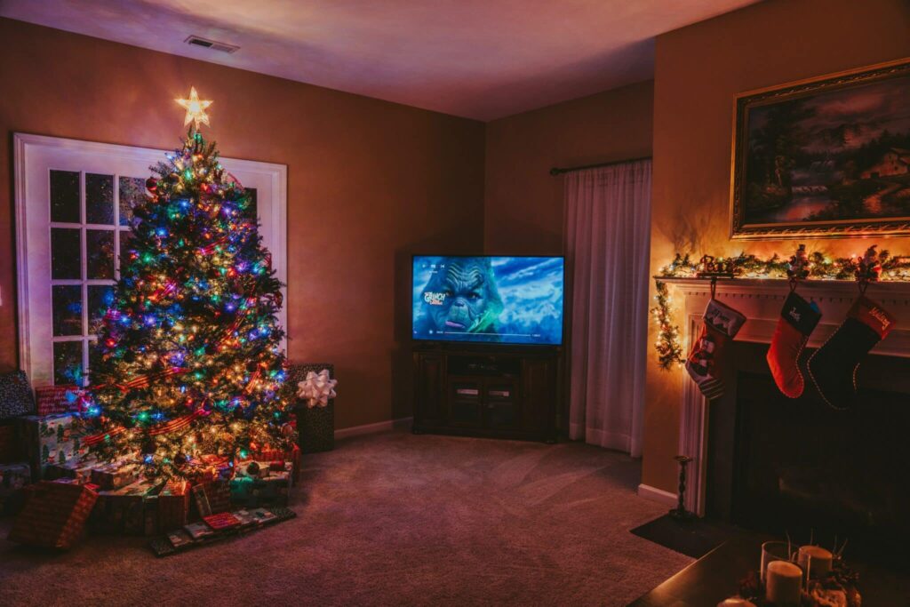 unsplash - joshua-herrera--television et ambiance de noel - top 3 des séries pour une ambiance de noel assurée