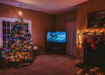 unsplash - joshua-herrera--television et ambiance de noel - top 3 des séries pour une ambiance de noel assurée