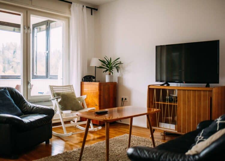 unsplash - lukas-bato-appartement etudiant avec une télé - 4 types de séries à regarder pendant les périodes d’étude
