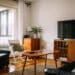 unsplash - lukas-bato-appartement etudiant avec une télé - 4 types de séries à regarder pendant les périodes d’étude
