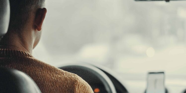 unsplash-viktor-bystrov-homme qui conduit un uber taxi - solution temporaire pour Uber à bruxelles