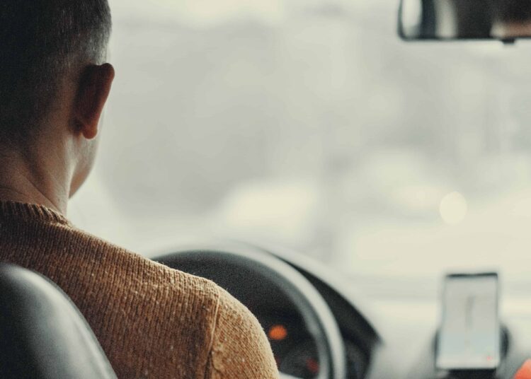 unsplash-viktor-bystrov-homme qui conduit un uber taxi - solution temporaire pour Uber à bruxelles