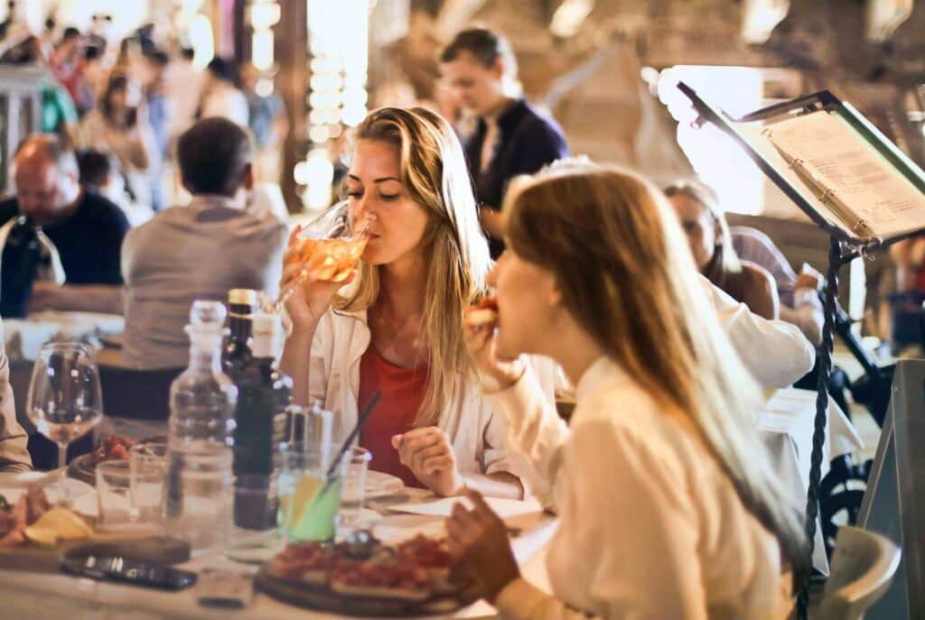 pexels-andrea-piacquadio-deux filles étudiantes qui mangent au resto - top 5 des restos de Mons