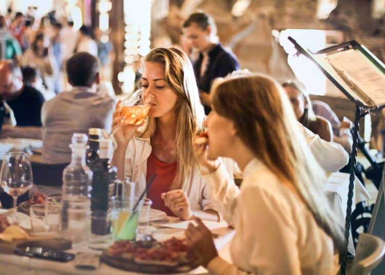 pexels-andrea-piacquadio-deux filles étudiantes qui mangent au resto - top 5 des restos de Mons