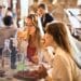 pexels-andrea-piacquadio-deux filles étudiantes qui mangent au resto - top 5 des restos de Mons