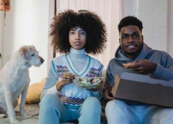 pexels-andres-ayrton-couple etudiant qui regarde un film - Les meilleurs films d’horreur de 2022 à voir entre potes