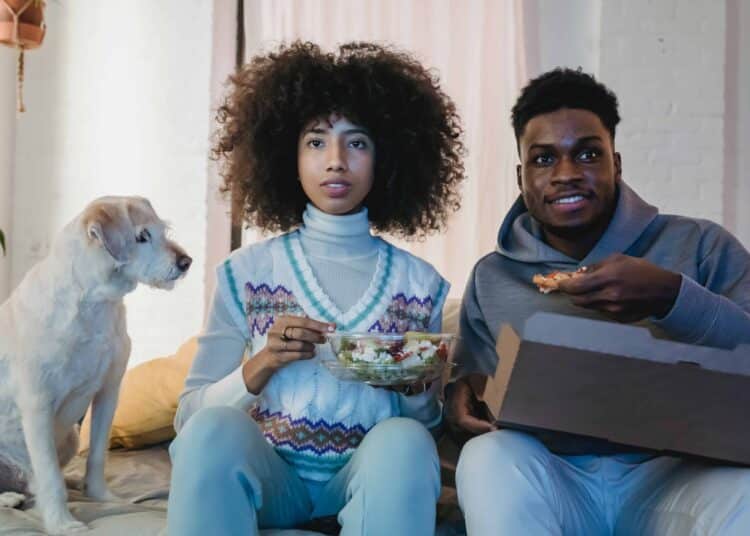 pexels-andres-ayrton-couple etudiant qui regarde un film - Les meilleurs films d’horreur de 2022 à voir entre potes