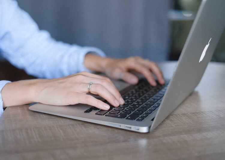 pexels-anna-shvets-jeune étudiante sur ordinateur - comment faire un CV video parfait