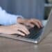 pexels-anna-shvets-jeune étudiante sur ordinateur - comment faire un CV video parfait