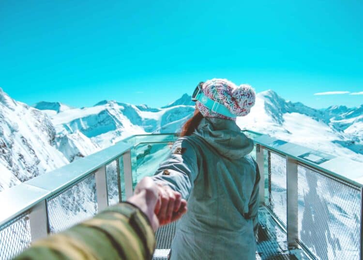 pexels-daniel-frank- etudiante au ski - top 5 des accessoires qu'il faut absolument avoir si tu pars au ski