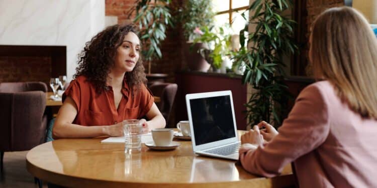 pexels-edmond-dantès-deux personnes discutent durant un entretien - trouver un stage grace a son job etudiant qu'en pensent les étudiants