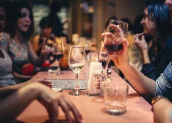 pexels-helena-lopes- etudiants dans un restaurant - Top 7 des restos à Bruxelles