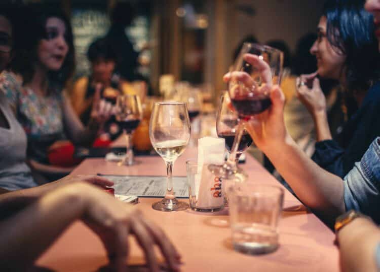 pexels-helena-lopes- etudiants dans un restaurant - Top 7 des restos à Bruxelles