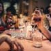 pexels-helena-lopes- etudiants dans un restaurant - Top 7 des restos à Bruxelles