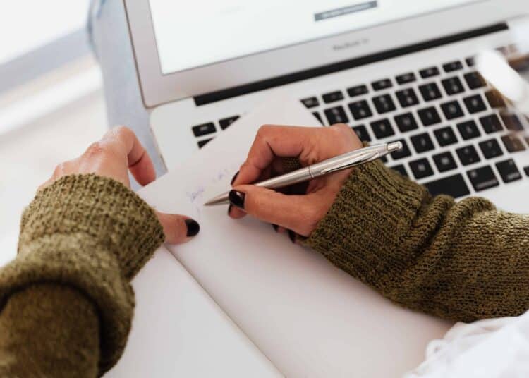 pexels-karolina-grabowska-étuiant qui ecrit des notes - Comment trouver son sujet de mémoire TFE