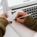 pexels-karolina-grabowska-étuiant qui ecrit des notes - Comment trouver son sujet de mémoire TFE