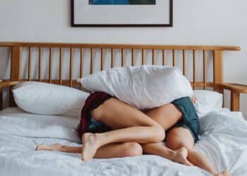 pexels-ketut-subiyanto- deux femmes dans un lit - Je n'ai jamais fait l'amour et ça me pèse 3 conseils qui vont te rassurer