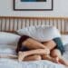 pexels-ketut-subiyanto- deux femmes dans un lit - Je n'ai jamais fait l'amour et ça me pèse 3 conseils qui vont te rassurer