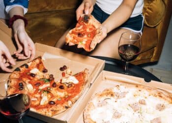 pexels-koolshooters-pizza et vin en soirée - J’ai pris du poids depuis la rentrée 5 habitudes d’étudiant à changer