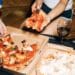 pexels-koolshooters-pizza et vin en soirée - J’ai pris du poids depuis la rentrée 5 habitudes d’étudiant à changer