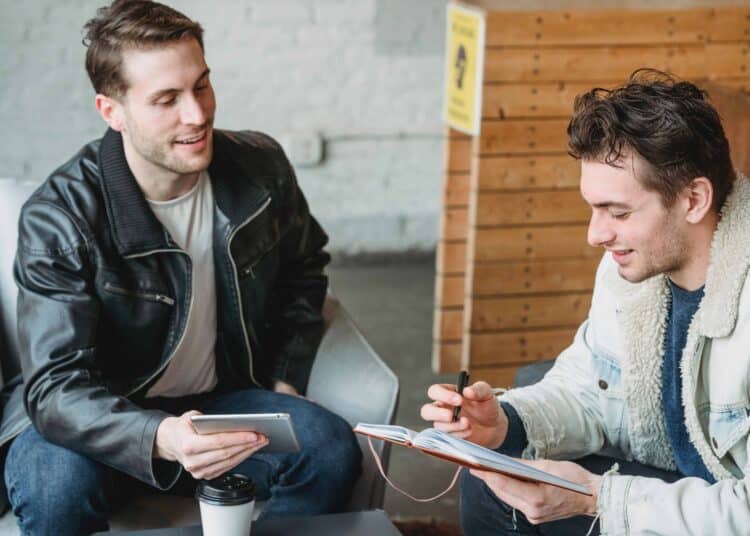 pexels-laura-tancredi-deux étudiants qui parlent de leur résultat - J’ai réussi tous mes examens, pourquoi en être fier