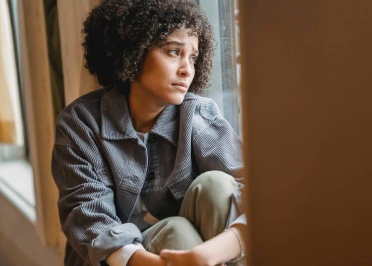 pexels-liza-summer- étudiante qui pleure devant une fenetre - Top 5 des accessoires anti stress pour les étudiant.e.s stressé.e.s de la vie