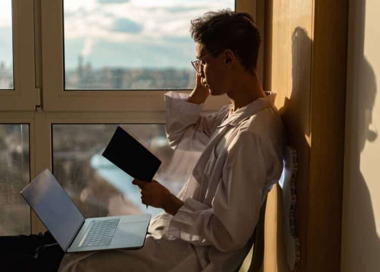 pexels-mikhail-nilov- etudiant qui etudie devant une fenetre - Top 4 des raisons d’arrêter d’étudier