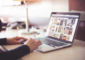 pexels-picjumbocom - ordinateur avec site internet - top 5 des sites interessant si tu es étudiant