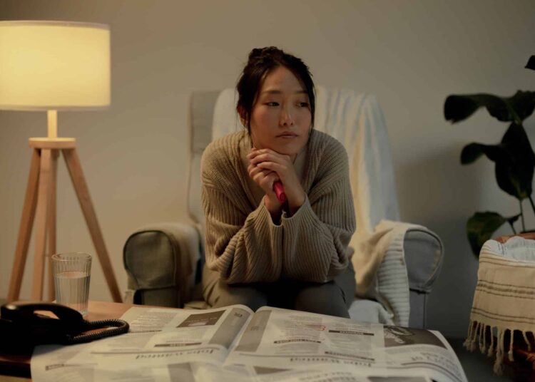 pexels-ron-lach-jeune femme qui reflechit sur des offres - Entretien d'embauche 5 signes qui ne trompent pas