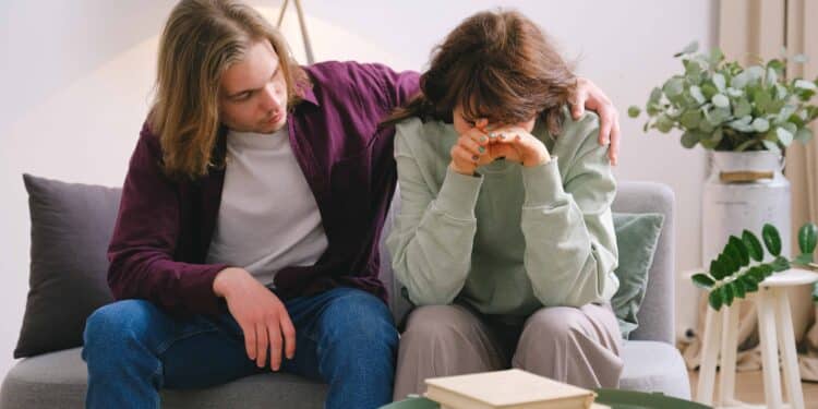 pexels-shvets-production-étudiant qui reconforte une étudiante - Examens ratés, comment me remettre en question