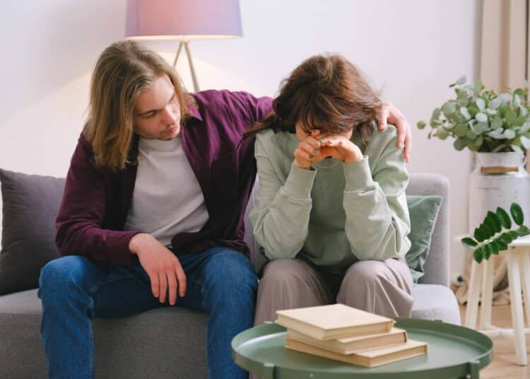 pexels-shvets-production-étudiant qui reconforte une étudiante - Examens ratés, comment me remettre en question