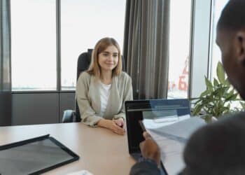 pexels-tima-miroshnichenko-jeune fasse qui passe un entretien d 'embauche - Conseils pour son avenir professionnel matcher grâce aux algorithmes