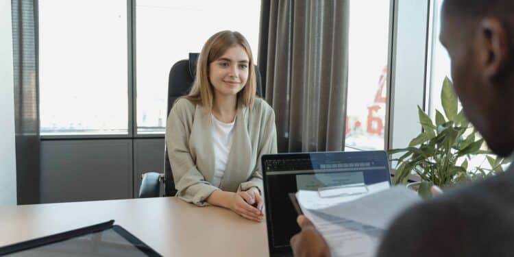 pexels-tima-miroshnichenko-jeune fasse qui passe un entretien d 'embauche - Conseils pour son avenir professionnel matcher grâce aux algorithmes
